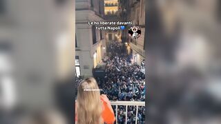 Napoli vince lo sucdetto e come promesso esce le tette