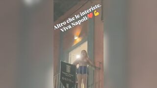 Napoli vince lo sucdetto e come promesso esce le tette