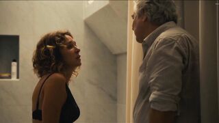 Valeria Golino - scena hot - Les estivants (2018)