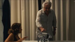 Valeria Golino - scena hot - Les estivants (2018)