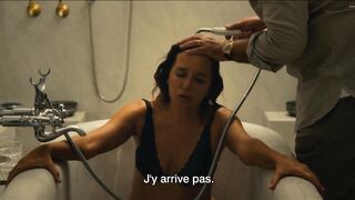 Valeria Golino - scena hot - Les estivants (2018)