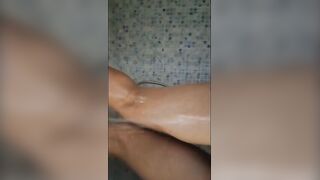 Filmino porno fidanzata che si masturba nella doccia