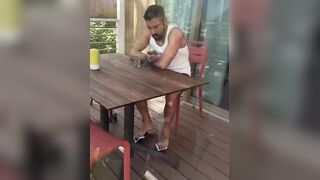 Il cornuto è al mare e io mi faccio inculare dal suo amico