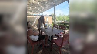 Il cornuto è al mare e io mi faccio inculare dal suo amico