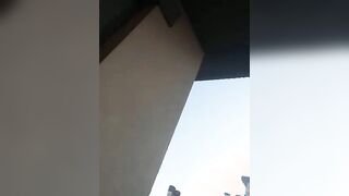 Italiana nuda sul balcone