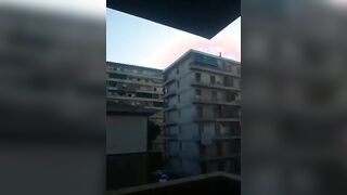 Italiana nuda sul balcone