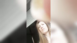 Italiana nuda sul balcone