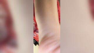 Biondina mostrando la fichetta