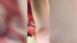 Biondina mostrando la fichetta