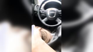 La mia troia me lo spompina in macchina