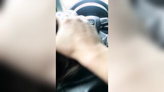 La mia troia me lo spompina in macchina