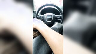 La mia troia me lo spompina in macchina