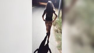 Fidanzata esibizionista fa vedere il culo per strada