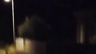 Fidanzata esibizionista fa vedere il culo per strada