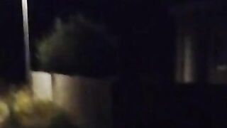 Fidanzata esibizionista fa vedere il culo per strada