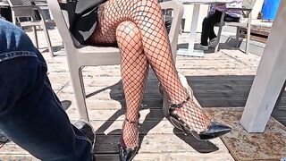 A pranzo e passeggiata con moglie esibizionista senza slip