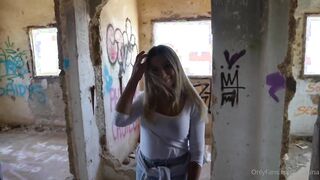 Te lo succhio qui all'aperto e ti svuoto questi coglioni piedi