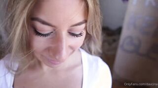 Te lo succhio qui all'aperto e ti svuoto questi coglioni piedi