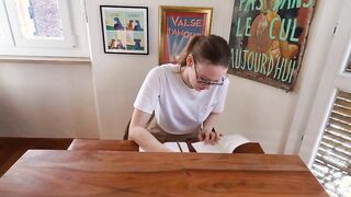 Studentessa italiana tettona si masturba eccitata