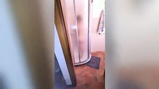 La mia ragazza mi fa un bellissimo pompino in doccia e le vengo sulle tette