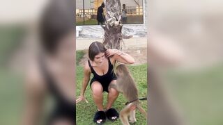 Elisa Esposito e la scimmietta col cazzo in tiro