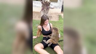 Elisa Esposito e la scimmietta col cazzo in tiro