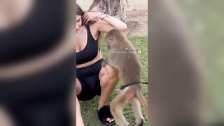 Elisa Esposito e la scimmietta col cazzo in tiro