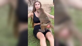 Elisa Esposito e la scimmietta col cazzo in tiro