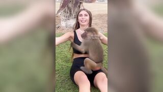 Elisa Esposito e la scimmietta col cazzo in tiro