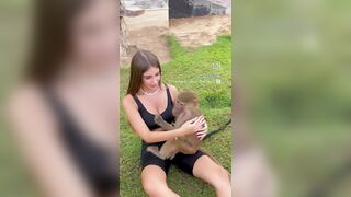 Elisa Esposito e la scimmietta col cazzo in tiro