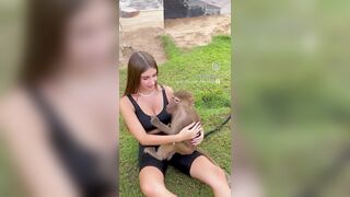 Elisa Esposito e la scimmietta col cazzo in tiro