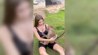 Elisa Esposito e la scimmietta col cazzo in tiro