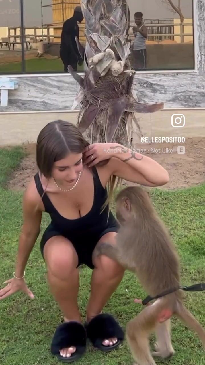 Elisa Esposito e la scimmietta col cazzo in tiro