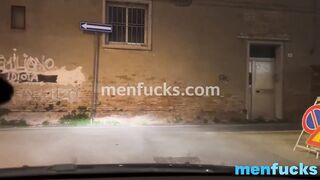 Da un passaggio a ragazza fica e se la scopa in macchina