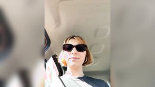 Biondina tettona fa vedere la fica in auto