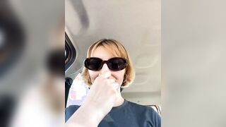 Biondina tettona fa vedere la fica in auto