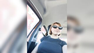 Biondina tettona fa vedere la fica in auto