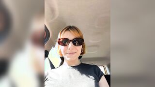 Biondina tettona fa vedere la fica in auto