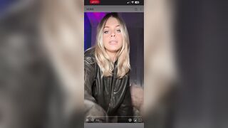 Teen bionda italiana fica con belle tettone in live