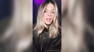 Teen bionda italiana fica con belle tettone in live