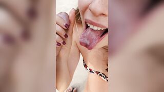 Fantastico pompino con ingoio in spiaggia