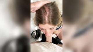 Fidanzata bionda sborrata in faccia nel bagno del ristorante