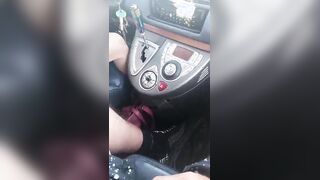 Milf italiana sega in machina il compagno in live