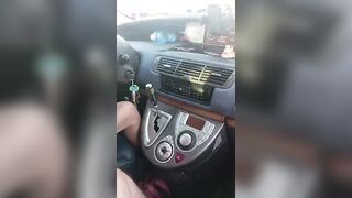 Milf italiana sega in machina il compagno in live