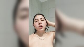 Italiana 18 anni nuda in doccia ditalino