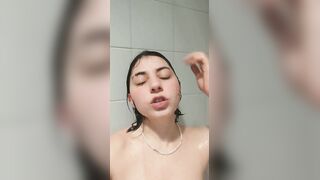 Italiana 18 anni nuda in doccia ditalino