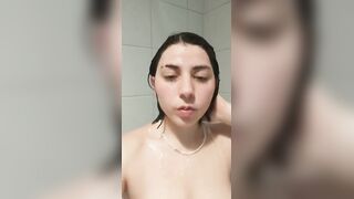 Italiana 18 anni nuda in doccia ditalino