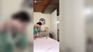 A Rosi scappa fuori una tetta in live