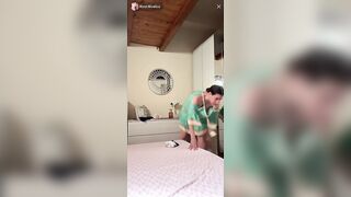 A Rosi scappa fuori una tetta in live