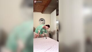 A Rosi scappa fuori una tetta in live